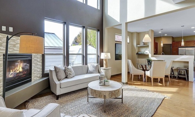 St. Johns House | Luxury Loft in Vaulted Townhouse