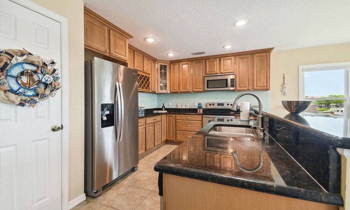 Spring Hill House | GULF BREEZE RETREAT: Your waterfront paradise! nInside pictures Now Posted!