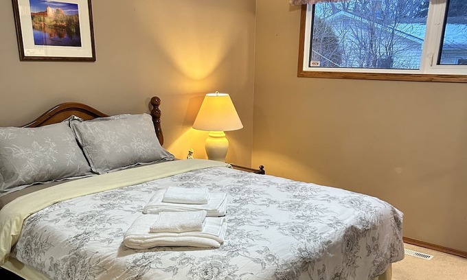 Regina House | Cozy 3 Bedrooms house, family-friendly. Close to UofR, Ring Rd, Sask Polytech.