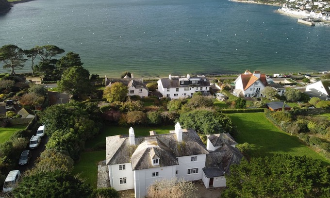 St. Mawes Cottage | The White House - a holiday home that sleeps 9 guests in 5 bedrooms