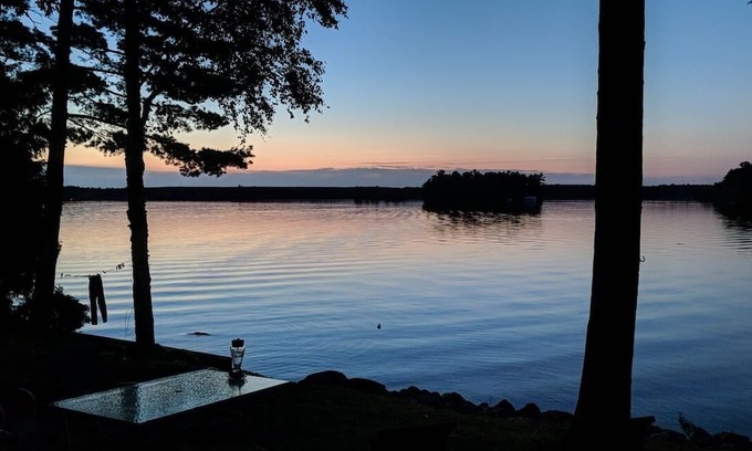 Selwyn Cottage | The Magnolia Cottage - Escape to the Lake at our Picturesque Family Cottage