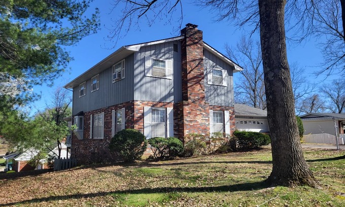 Cape Girardeau House | Comfortable family home for 12+ with chair lifts