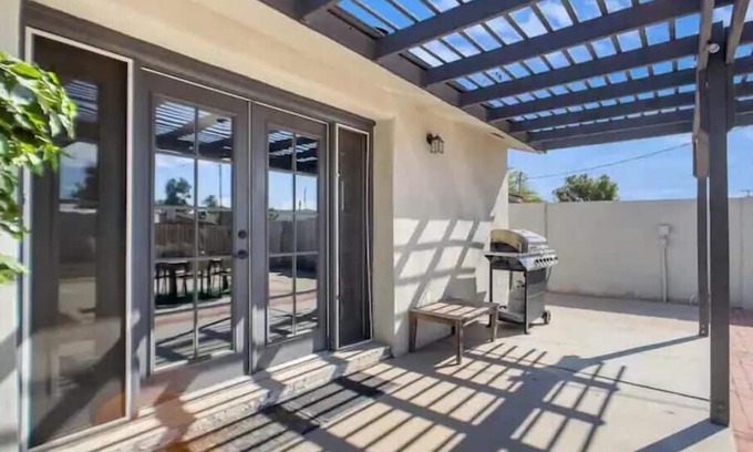 Cox Heights House | Old Town Family & Pet Friendly Jacuzzi King
