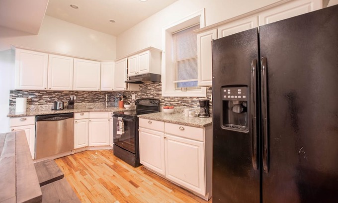Woodlawn Apartment | This Greystone is near the University of Chicago, the Museum of Science