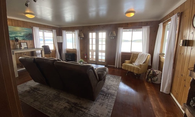 Seabeck House | Cozy Waterfront Beach House on the Hood Canal