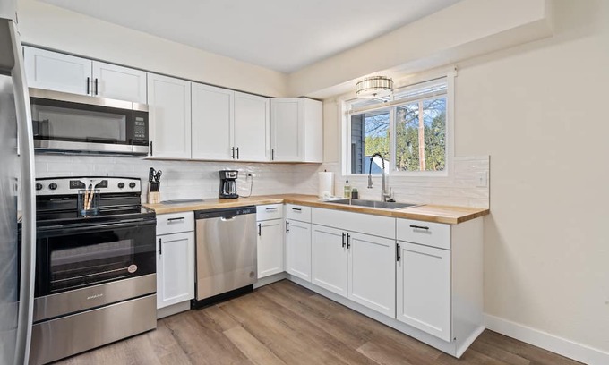 Iowa City House | cozy, convenient, close to UIHC!