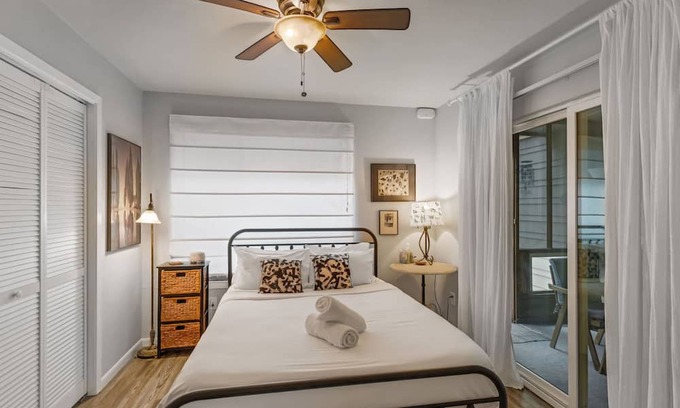Riverside Condo | Eclectic Comfort – A Fun & Funky Retreat! Minutes to Downtown, Congress & Lamar