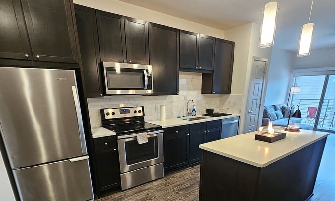 Farmers Branch Apartment | Keep it simple at this peaceful and centrally-located luxury apartment!