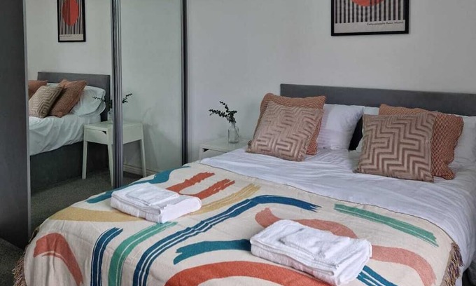 Coventry House | Work-friendly 4-bed in Coventry