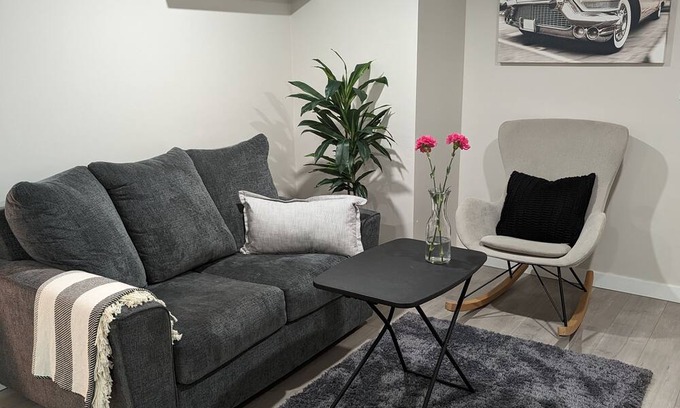 New Westminster House | Courtside Charm-A lively and entertaining getaway just minutes off the highway!