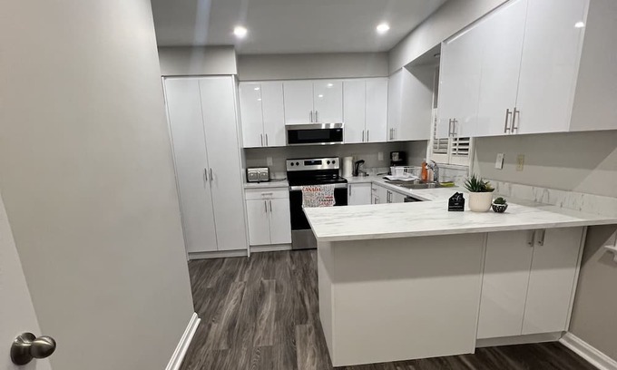 Midtown Toronto House | No stairs / Renovated 3-Bedroom free Wifi,Parking
