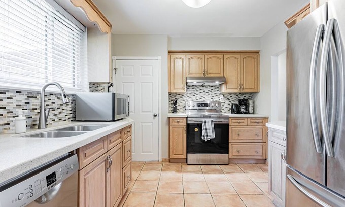 Clarkson-Lorne Park House | CHEERFUL 3 BEDROOM - 2 BATH HOUSE FREE PARKING