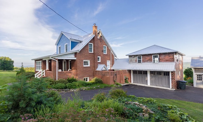 Boynton House | 4 bedroom, 1.5 bath, mountain views!