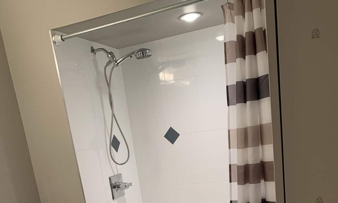 Upper Lonsdale Apartment | A Cozy suite in the heart of North Vancouver - Close to Lonsdale Ave.