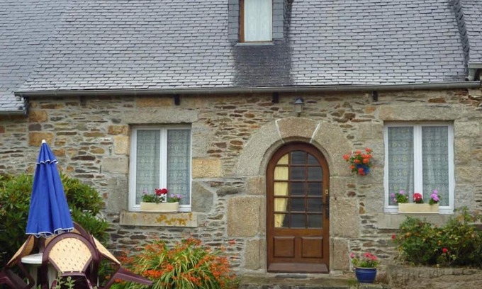 Garlan House | Cottage 'Gite Les Epis' with Shared Terrace and Wi-Fi