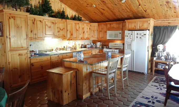 Pinedale House | "The Wild Rose"....... a room for rent