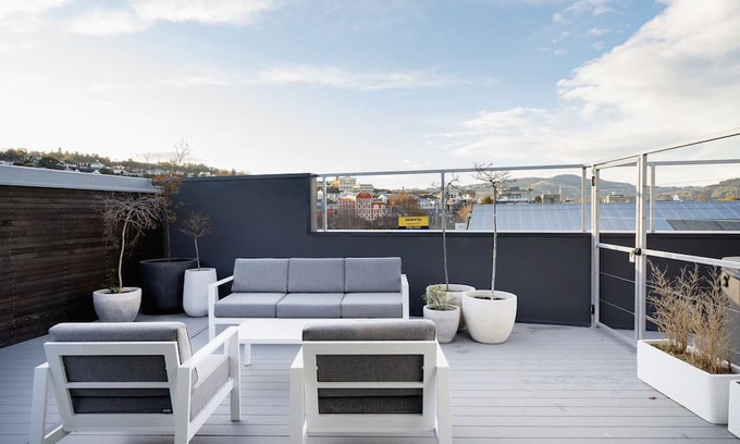 Dunedin City Centre Apartment | Central Double Story Apartment w Spa Pool!