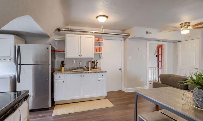 Southmoreland Apartment | 5minsTo KU Med Free Wi-Fi W&D