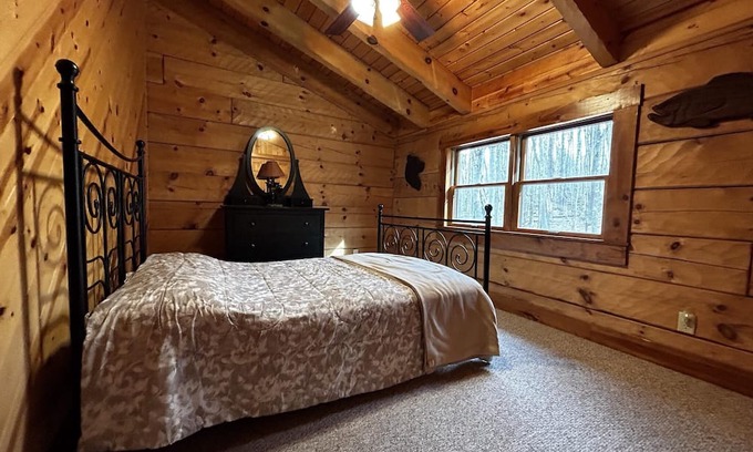 Alpine Lake Cabin | There is nothing like getting cozy at the Cozy Cabin!!! An amazing 3 bedroom cabin open year round.