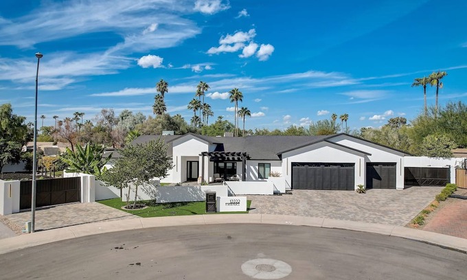Avant House | Luxury,Pool,Spa,Great Location, great for entertaining