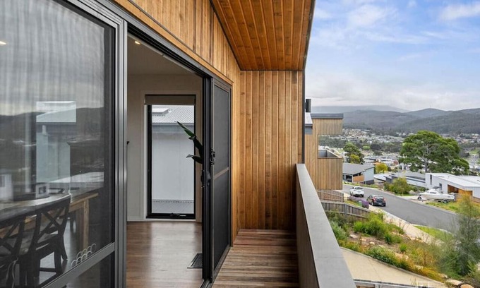 Kingston House | Magnificent home, water views