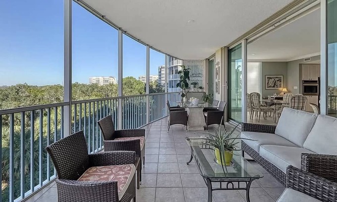 Vamo Condo | Luxury 4 bed/ 3ba Large Condo w/ Pool
