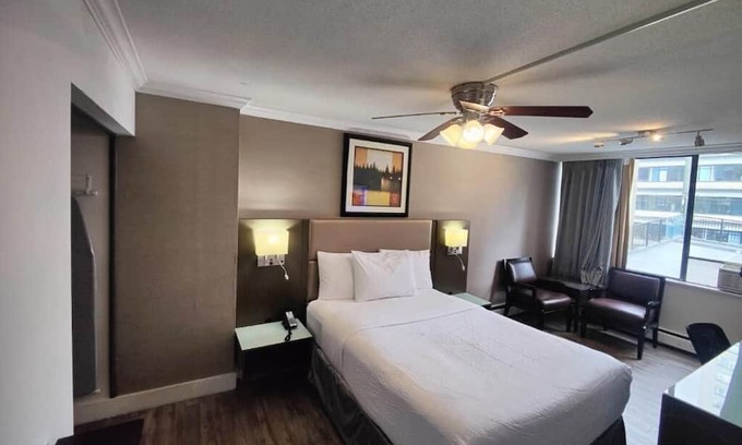 Coal Harbour Apartment | Savor the elegance of a classic escape in our vintage-style hotel!