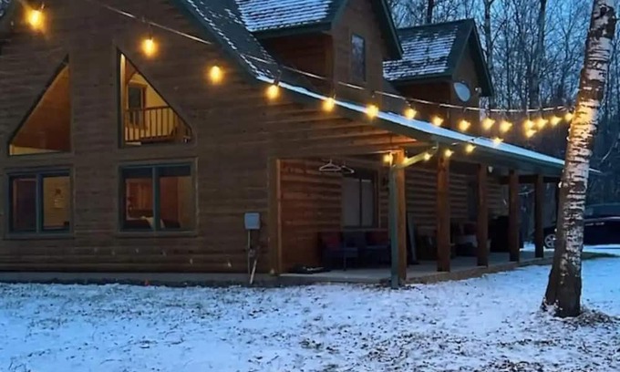 Amery House | HotTub! Woodside Haven Gateway to Nature & Leisure