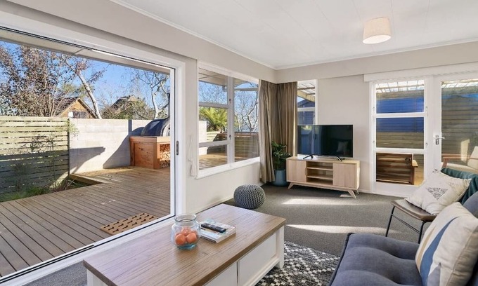 Owhata House | Stylish lakeside holiday house