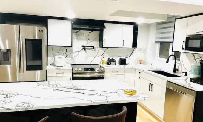 London Apartment | Holiday home with all season swim spa & pond view
