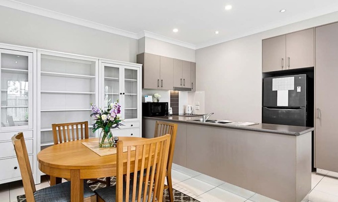 Pialba House | Stars on Torquay Road