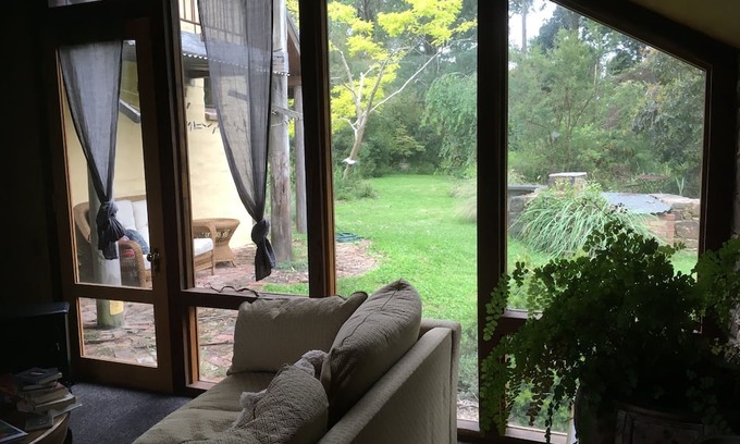 Kinglake Cottage | Rustic mud brick cottage