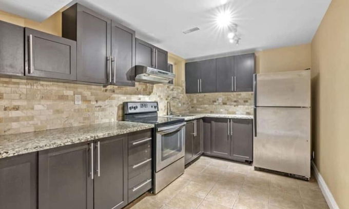 Lakeview House | Peaceful Large Basement Apartment