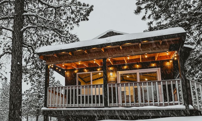 Creston Cabin | Modern Rustic Cabin. 30 Mins from Glacier Park. Mtn Views and Pond Onsite