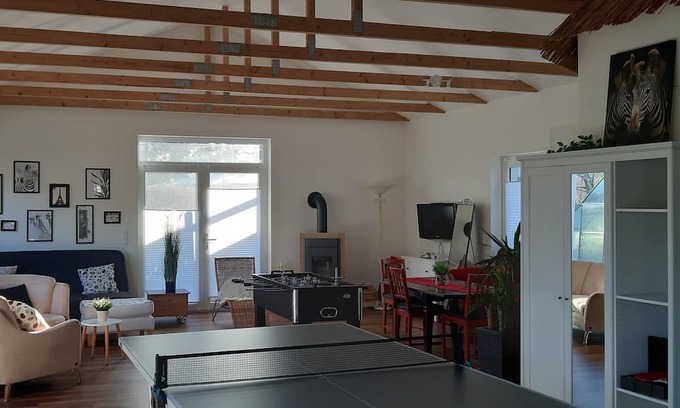 Alt Molln Apartment | Helle Freundliche Ferienwohnung mit Tischtennisplatte, Kicker und Kleinem Garten