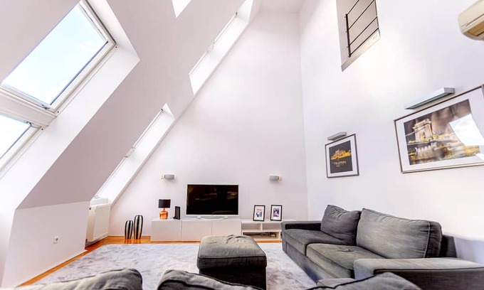 Ujlipotvaros Apartment | Modern Penthouse with Private Terrace Hot Tube