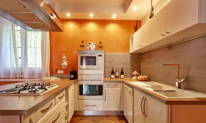 Entraigues-sur-la-Sorgue House | This farmhouse in Entraigues sur la Sorgue offers a spacious retreat.