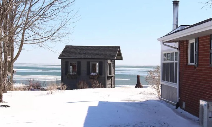 Romney House | Lakeshore Bliss Retreat