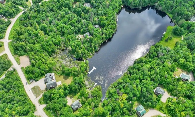 Labelle Ski Chalet | Blueberry Lake Resort - Waterfront Cottage 5 Bedrooms / Kayaks/Pool/Hot Tub