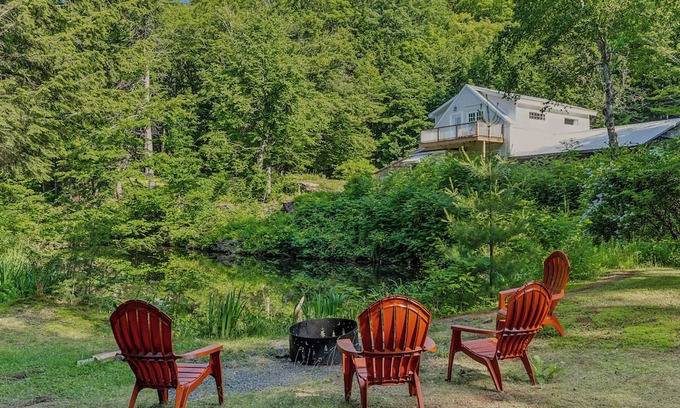 Brownsville Cottage | Vermont LUX stay with Doggy suite