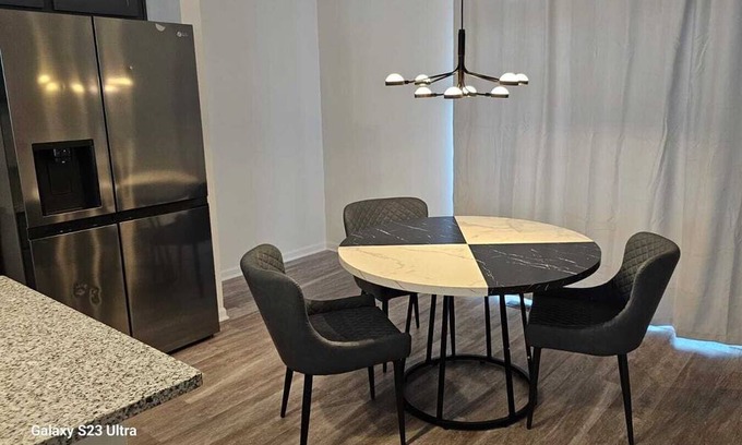 Des Plaines House | Townhome 5 mins away from O'Hare Airport and the Allstate Arena