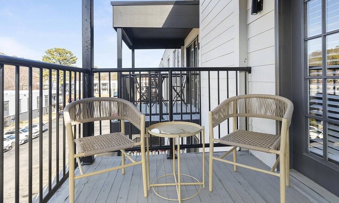 Homewood Apartment | Modern Apartment in Prime Location (ID1403X453)