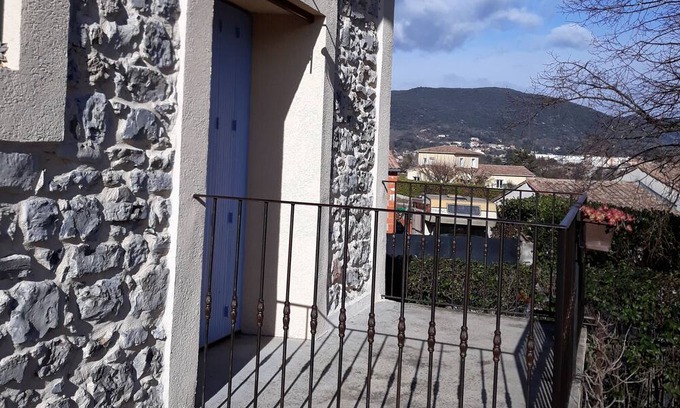 Cazilhac House | Holiday Home 'Theana' with Private Terrace and Wi-Fi