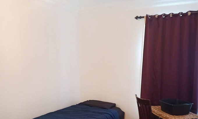 Dieppe House | Private (lockable) room in shared home 5min away from airport! Cat friendly.