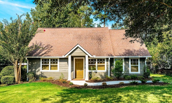 Laurel House | Melina's Cottage: Close to Laurel City Center!