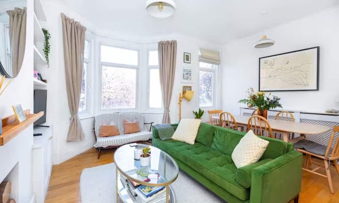 Hoe Street Apartment | Vibrant 2BR Flat in Walthamstow, 5 min to Tube