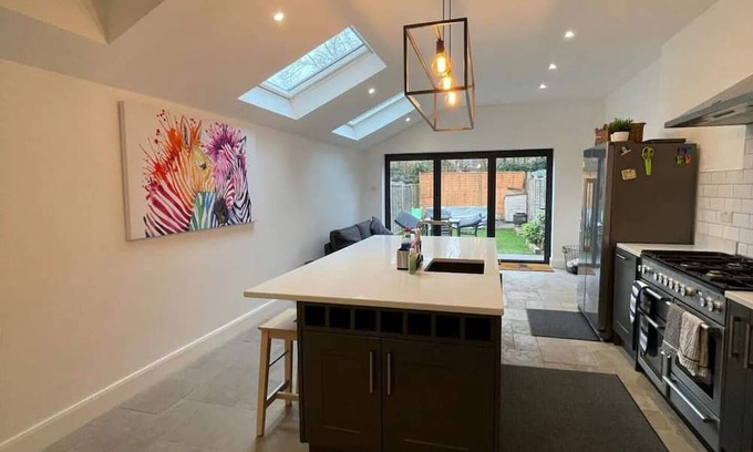 Canbury Apartment | Stunning 3 Bed House