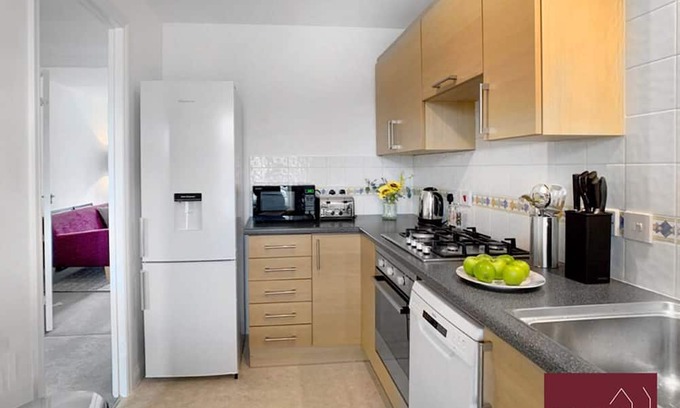 Bracknell House | Bracknell - Garden, Parking, 2Bed