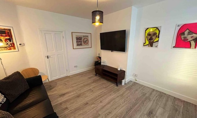 Squirrel's Heath House | Cool 2 Bed House Hornchurch, Arcade Games, Parking