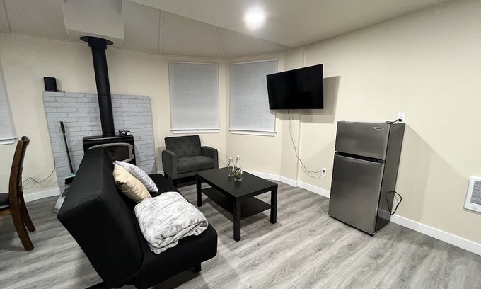 Tukwila House | Charming 2 bedroom, 2 Bathroom Home in Convenient, Prime, and Central Location